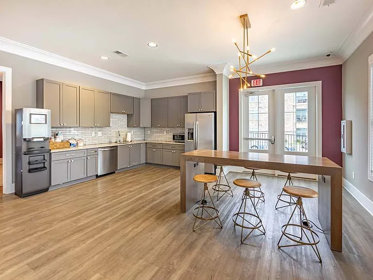 Foxwood Apartments — Photo 48
