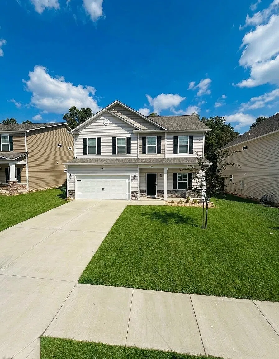 4 bed, 2.5 bath, 2100 sqft, $2,600 — Photo 1