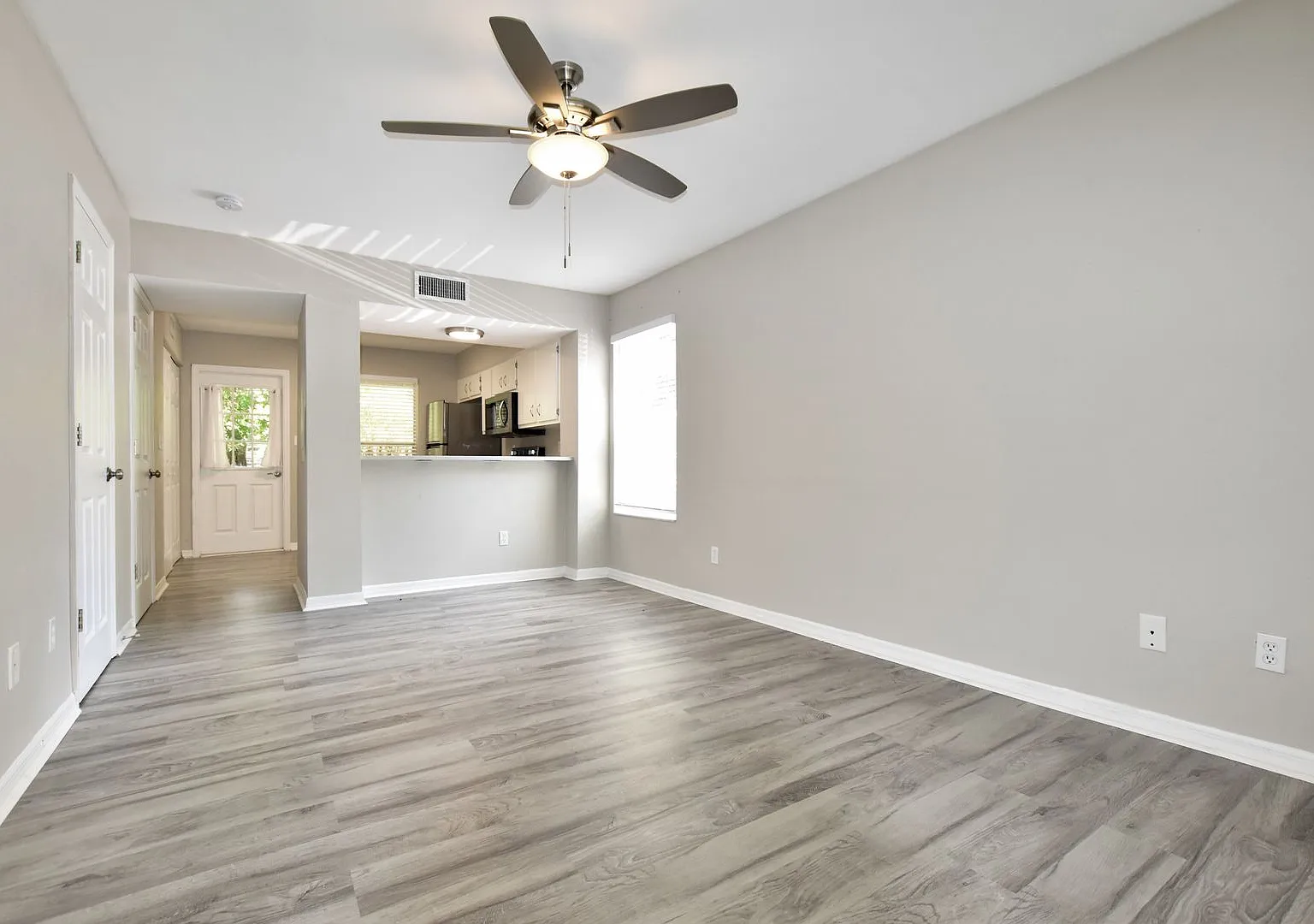 Fully Renovated 2 Bedroom 2.5 Bathroom One Month Free — Photo 3