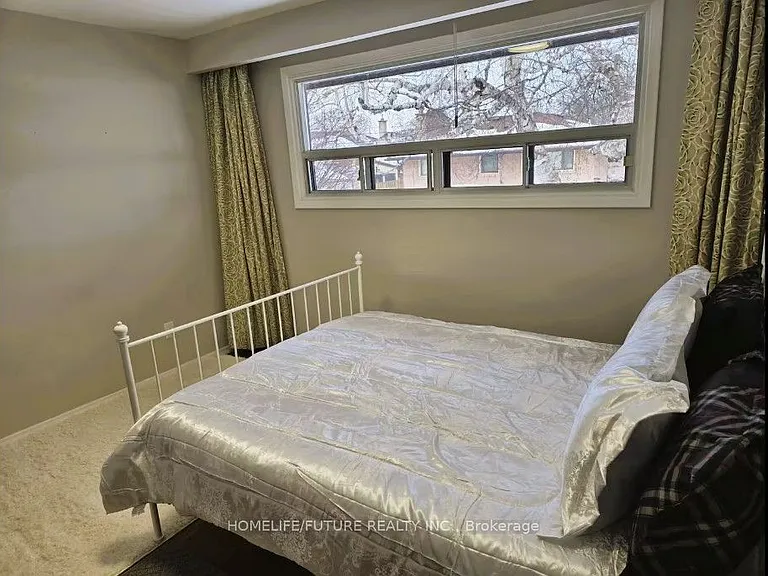 7 Stonehenge Cres — Photo 3