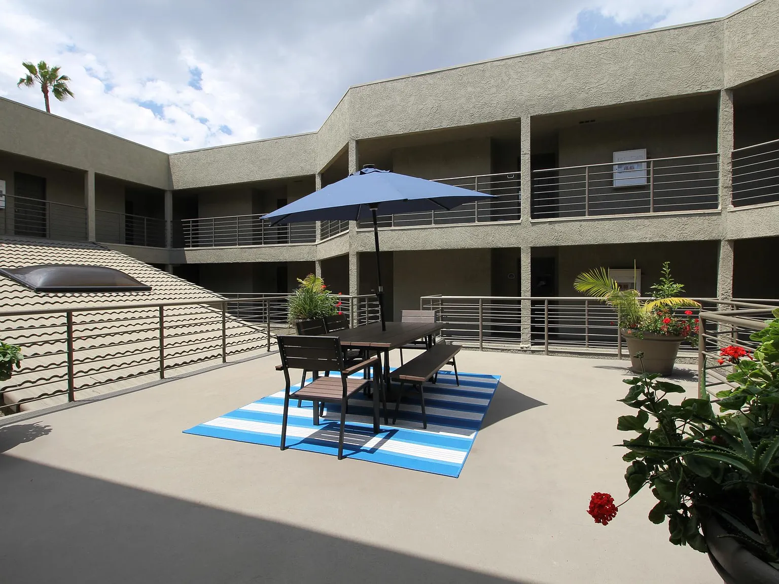 Glenoaks Apartments — Photo 2