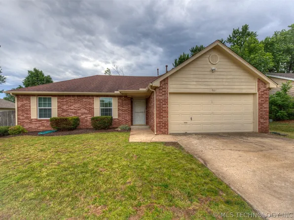 211 W Utica Pl, Broken Arrow, OK 74011