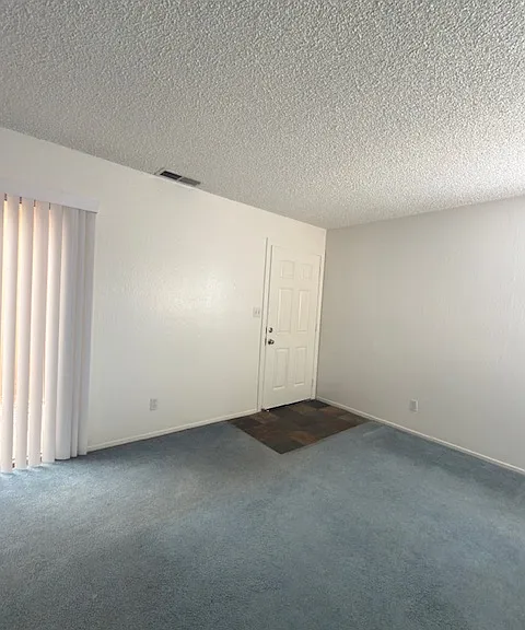4335 N Ellendale Ave — Photo 8
