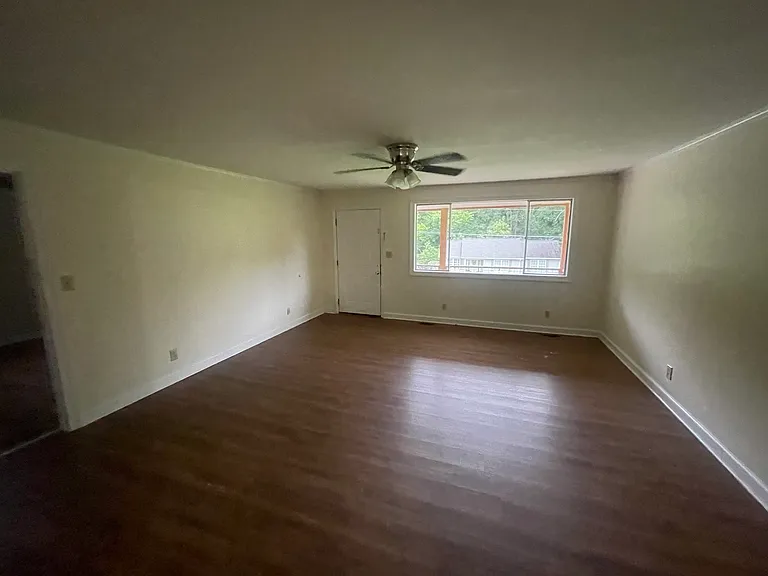 1008 Crest Dr — Photo 11