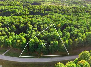 3 Heather Ridge Trl, Beulah, MI 49617
