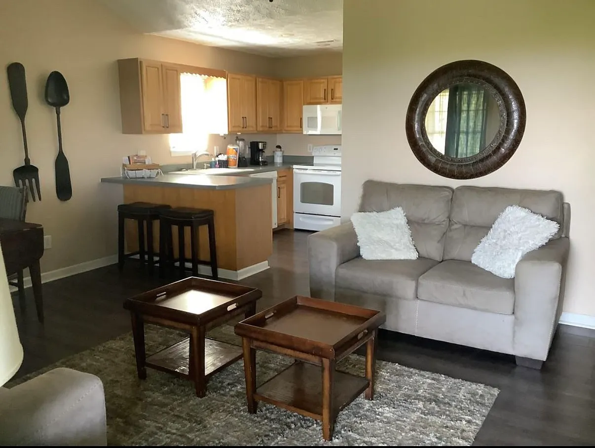2 bed, 768 sqft, $1,600 — Photo 2