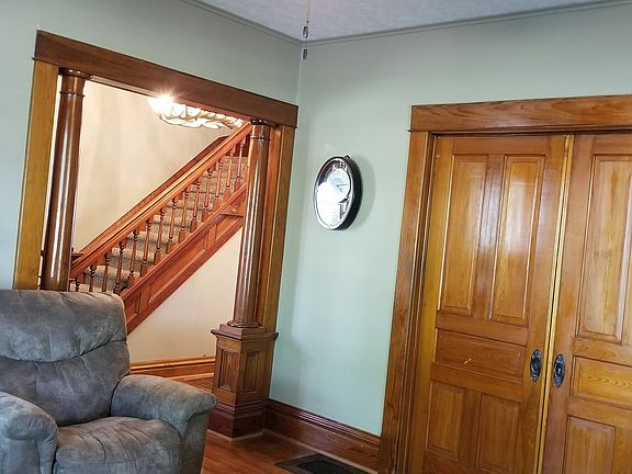 5th image of 215 W 3rd St