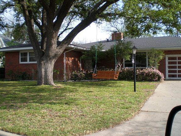 2nd image of 417 W Avenue D