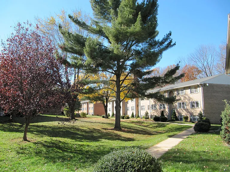 Hickory Hills Condominiums — Photo 19