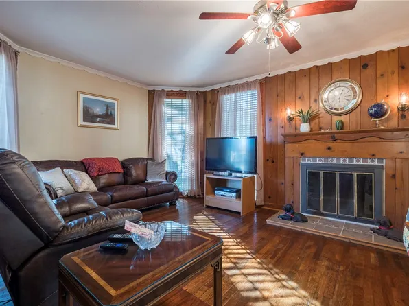 205 Barton St, Hearne, TX 77859