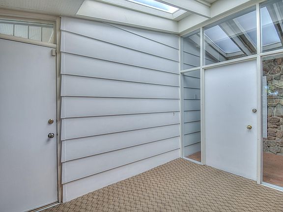 4th image of 400 La Veta Dr NE
