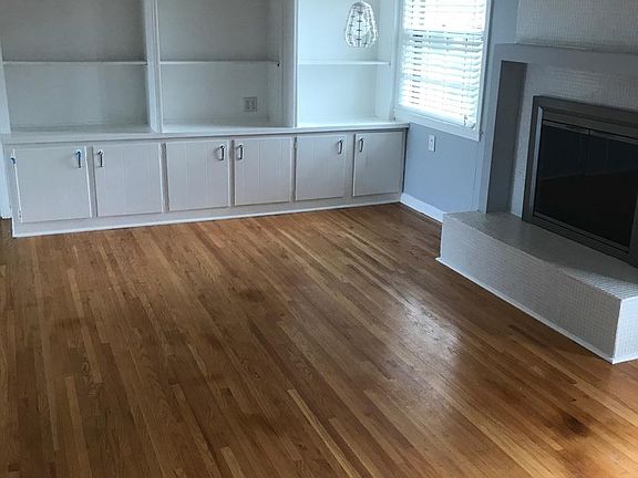 Living Room w/ Gas fireplace