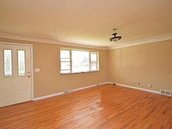 4th image of 105 Etta Ave