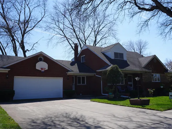 8184 Busch Ave, Center Line, MI 48015