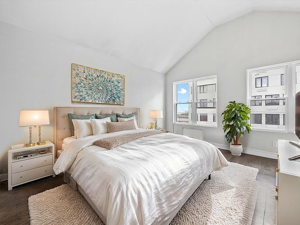 MASTER BEDROOM (STAGED)