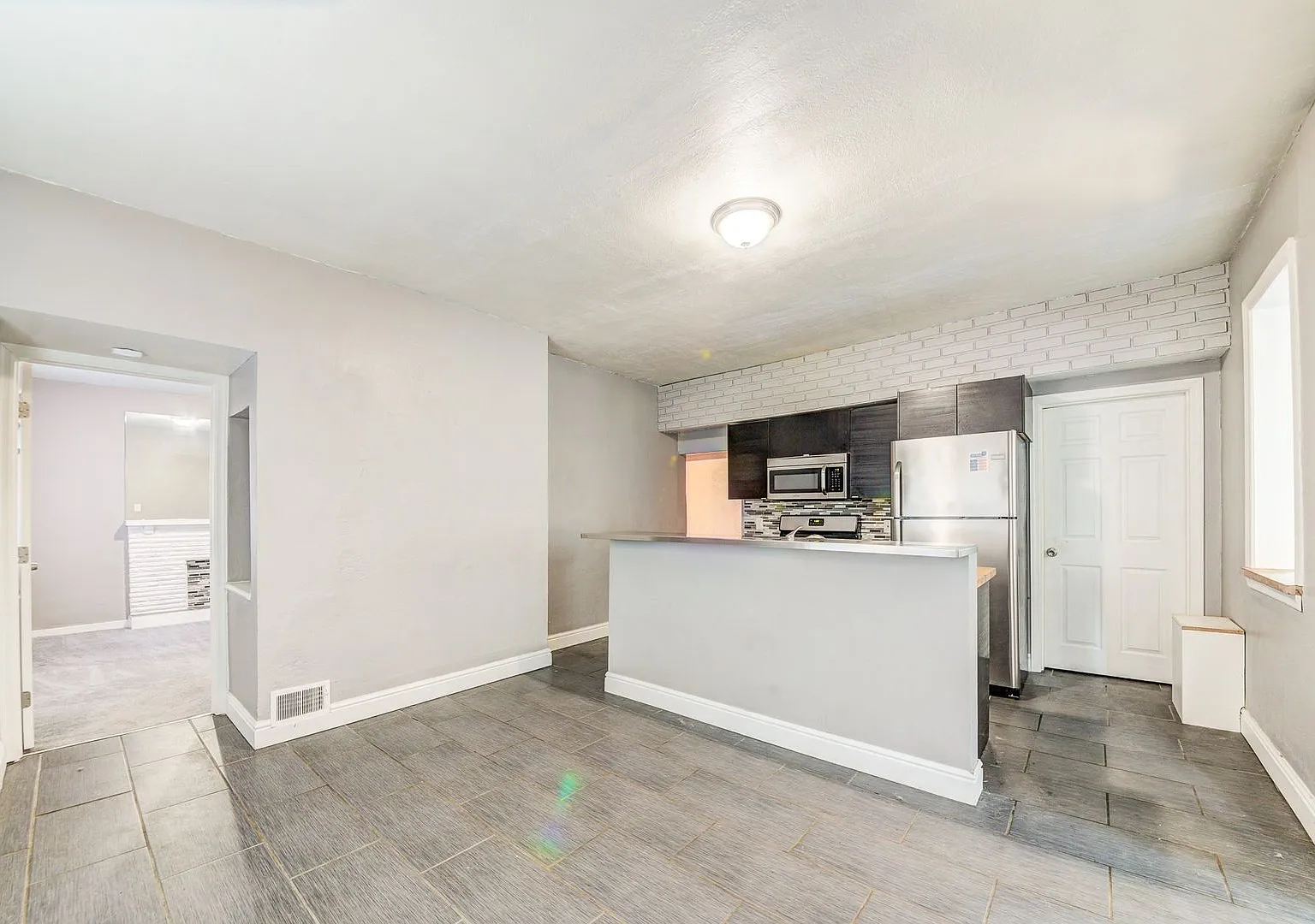 Available Now - 3 Bedroom Home W/ Garage! Ask How You Can Get Up To One Month Of Free Rent! — Photo 3