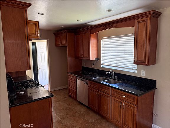 3rd image of 750 Chesham Ave