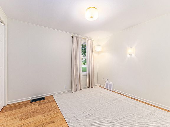 5th image of 2816 S Park St