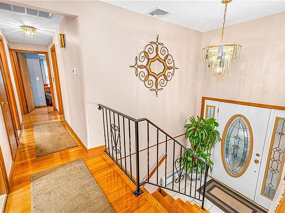 5th image of 21 Hampton Ave