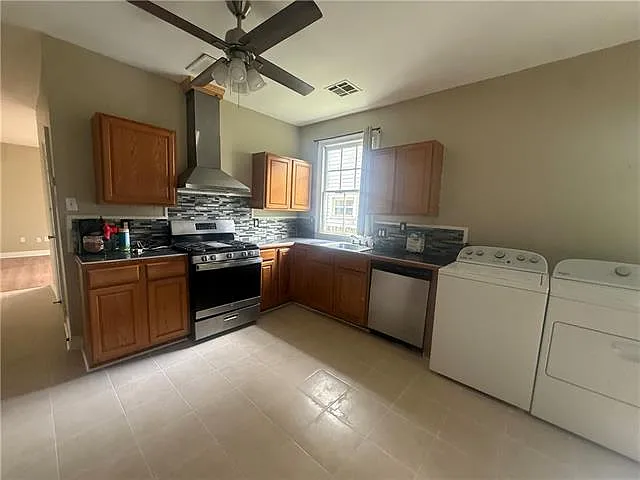 3 bed, 1.0 bath, 1500 sqft, $1,900 — Photo 2