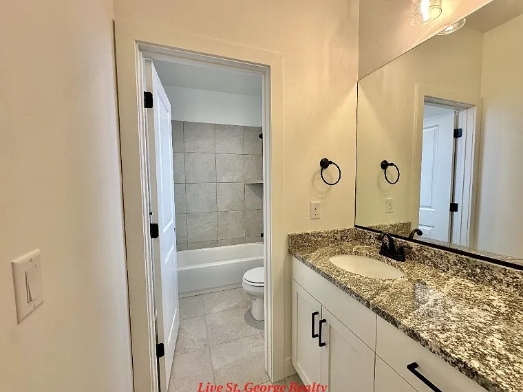 Amazing 4 bedroom 2.5 bathroom condo — Photo 4