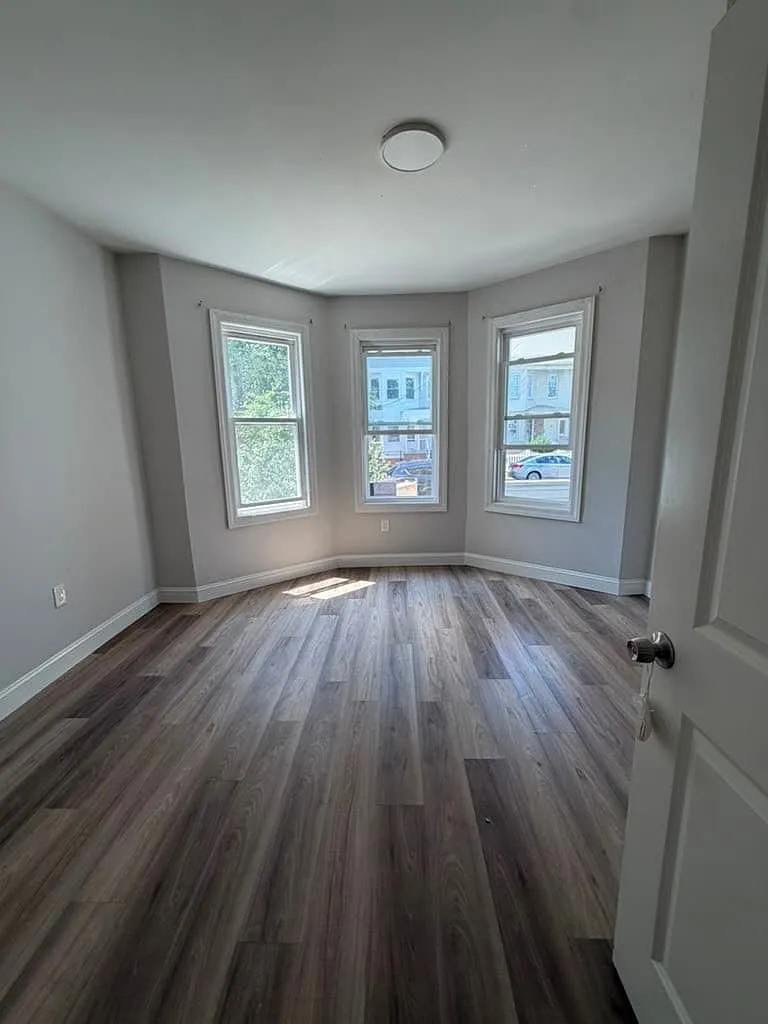 3 bed, 1000 sqft, $2,400 — Photo 2