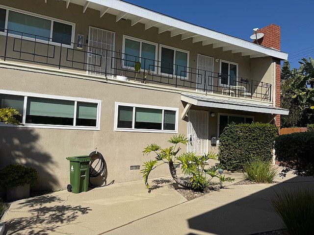 Unit is entire lower-level