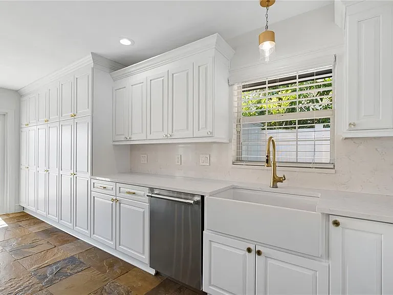 3924 Versailles Dr — Photo 9