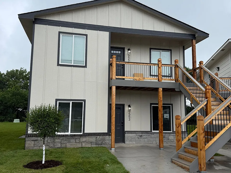 5553-55 N Bressler Dr