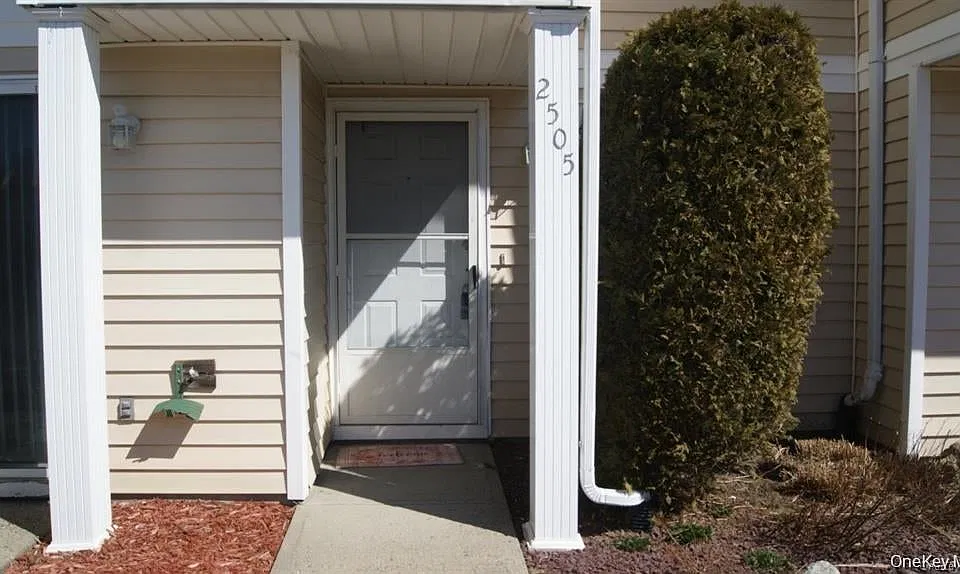 2505 Whispering Hls