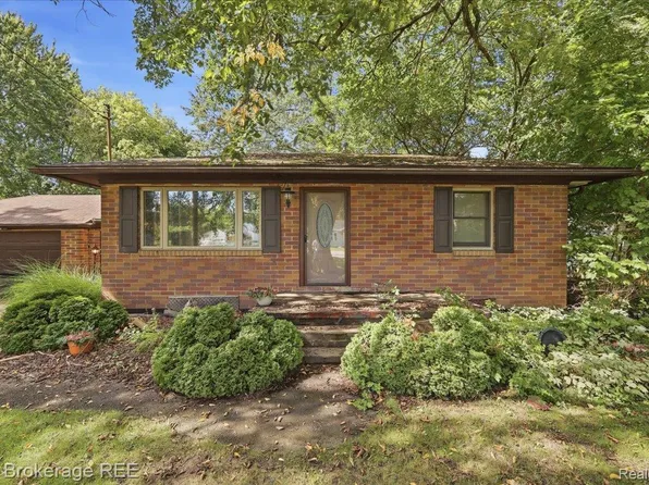 1424 S Belsay Rd, Burton, MI 48509