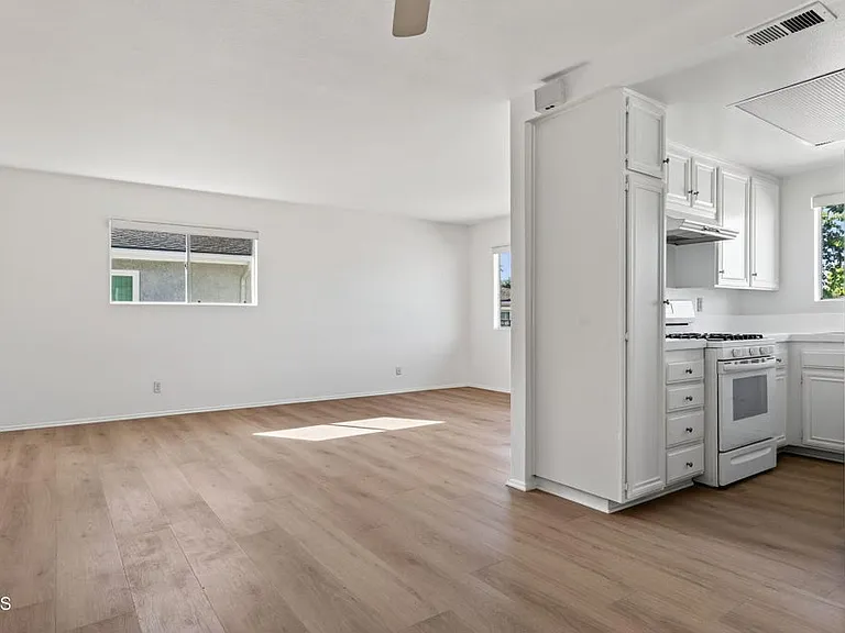 1179 Acadia Pl — Photo 4