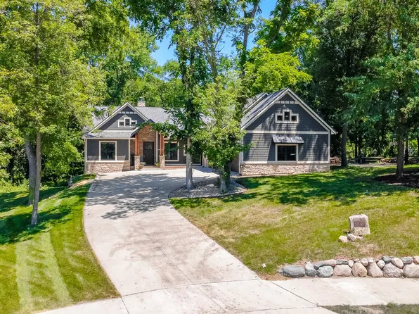 5692 SW Lake Ridge Dr, West Des Moines, IA 50265