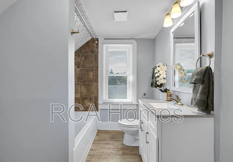1011 E Raymond St — Photo 12