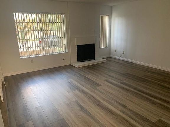 Living Room/Fire Place