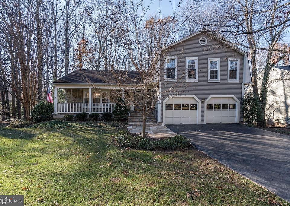 11657 Gilman Lane. Landscaped front yard