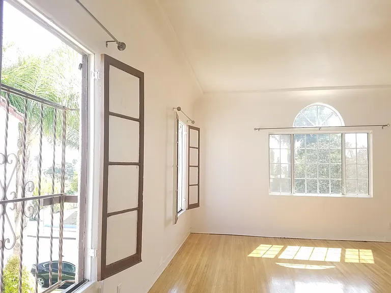 1607 1/2 S Sierra Bonita Ave — Photo 6