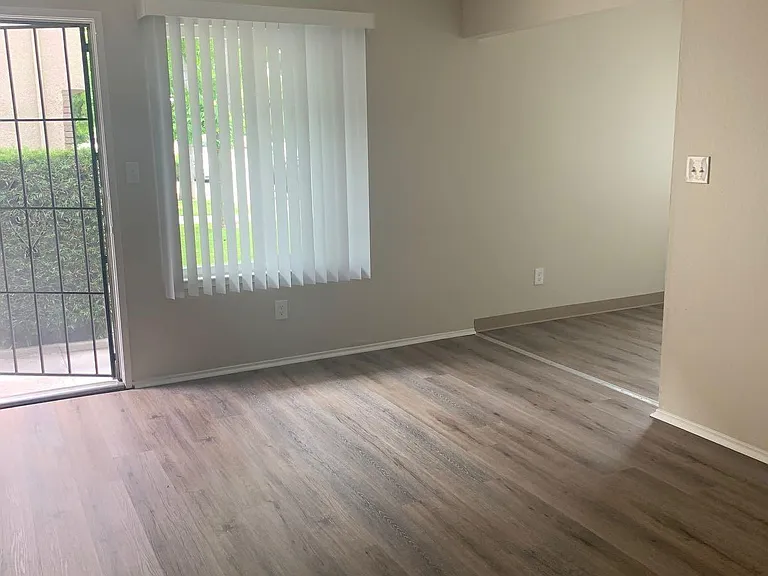3915 Hamilton Ave — Photo 8