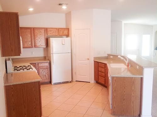 4th image of 2424 Topanga Dr
