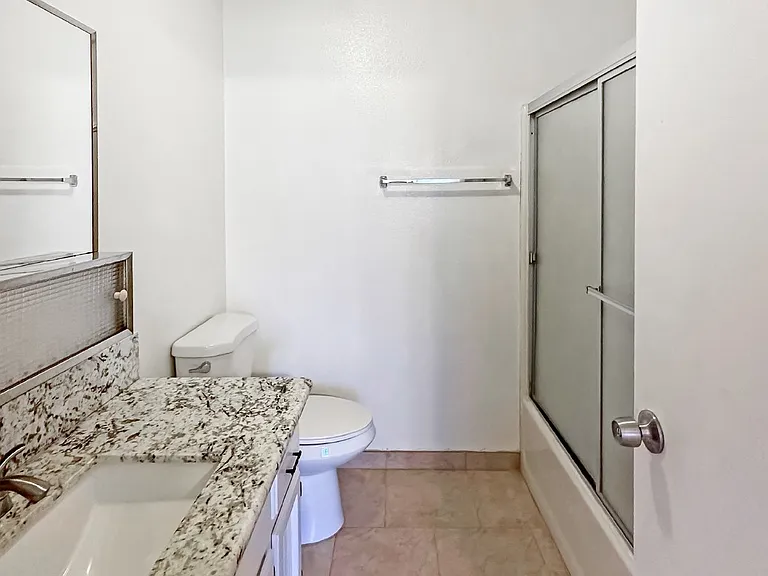 940 W Graaf Ave #B — Photo 8