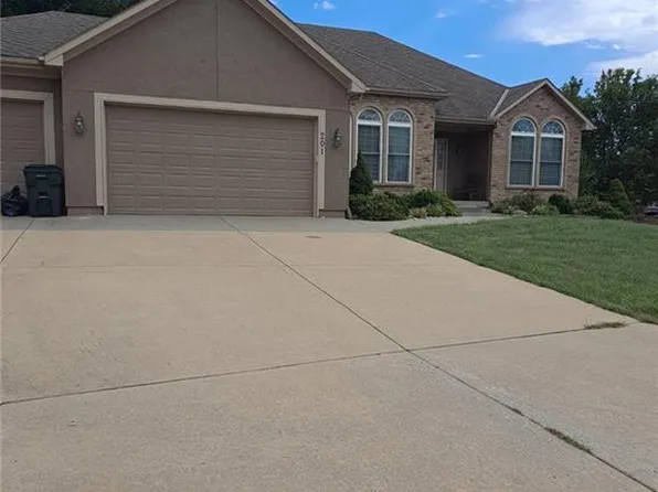 201 E Peach Tree Ln, Gardner, KS 66030