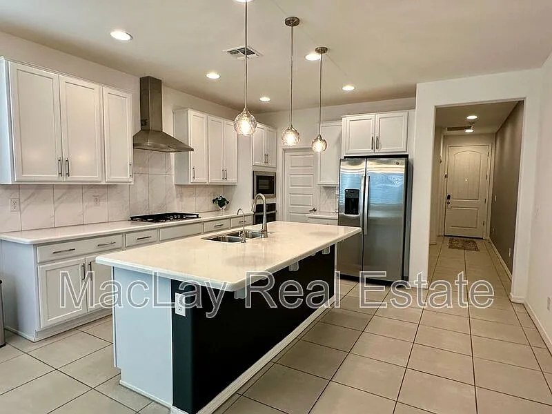 6 bed, 3.0 bath, 2775 sqft, $3,000 — Photo 3