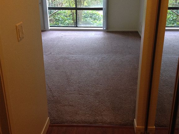 Master Bed looking to pool