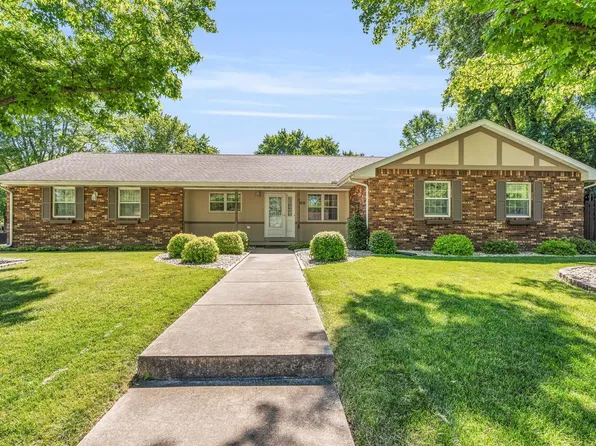 705 Hillside Dr, Monticello, IL 61856