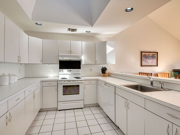 4th image of 32 Library Ave Unit C