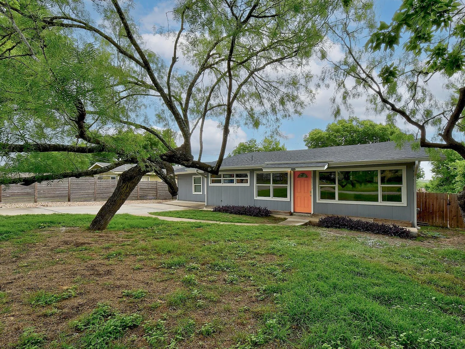 3 bed, 1.0 bath, 1264 sqft, $2,200 — Photo 1