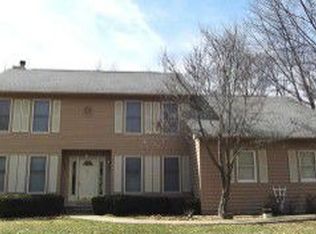 9074 Ravinewood Ln, South Lyon, MI 48178