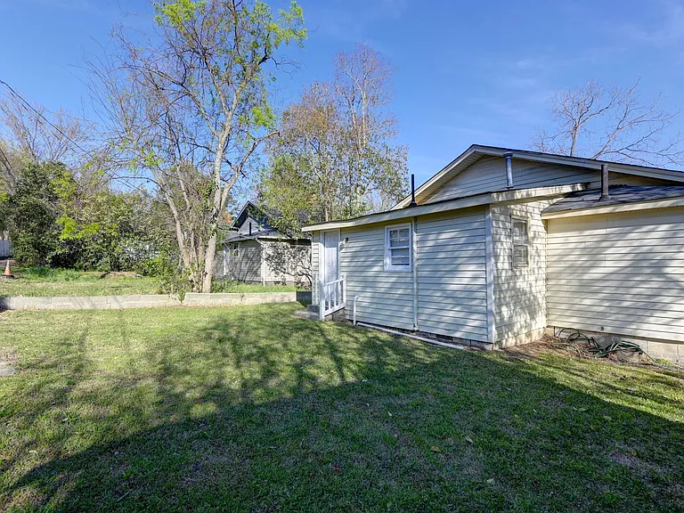 203 Augusta St — Photo 29