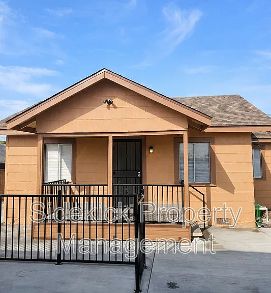 1157 S Townsend Ave — Photo 1
