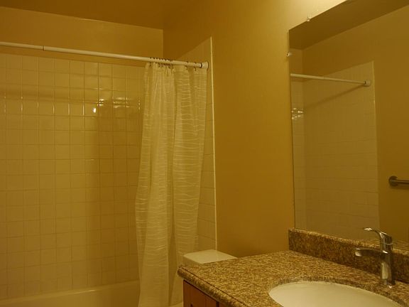 4th image of 1047 Bellhurst Ave